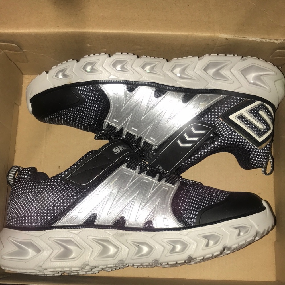 NIB Boys Sz.2 Skechers hypno-flash 2.0 shoes